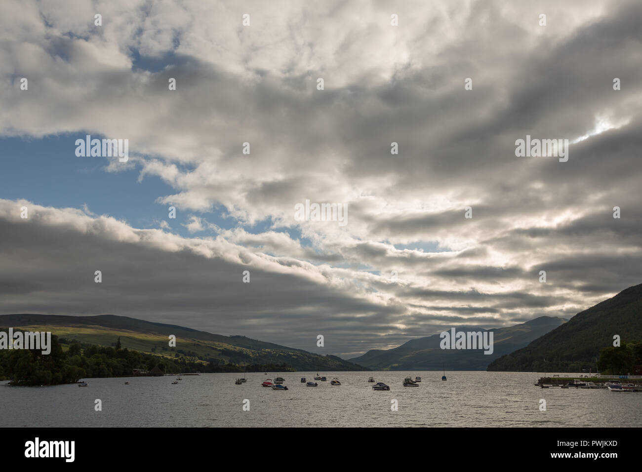 Barche sotto un cielo moody in Perthshire Foto Stock