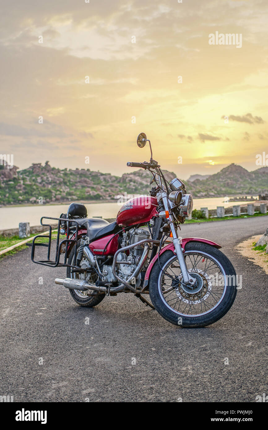 Una vecchia scuola-motociclo, Royal Enfield Thunderbird 350, in piedi su una piccola strada in Hampi, Karnataka. Foto Stock