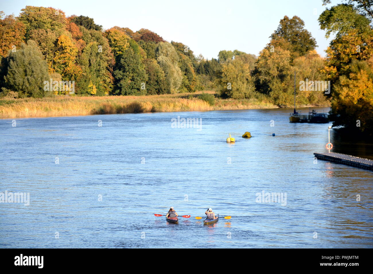 Herbst Wasser Fuss Bäume Sonne Foto Stock