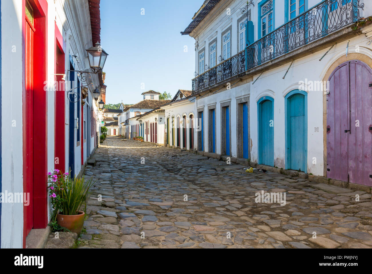 Strade e case coloniali in centro storico di Paraty, Brasile, Sud America Foto Stock