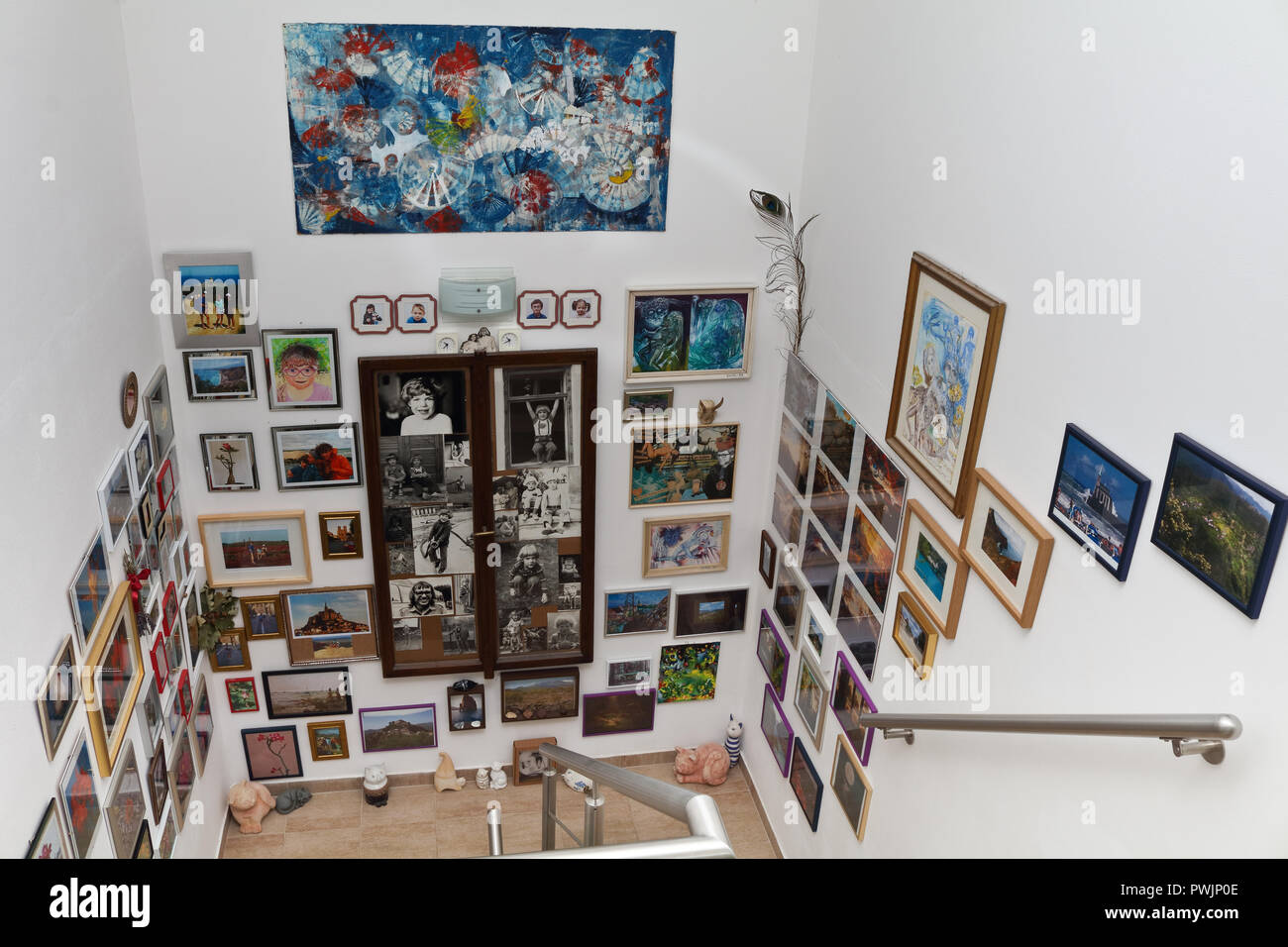 Upcycling: vecchia finestra, che avrebbe dovuto venire come inutili per i rifiuti, utilizzato come il grande photo frame. La finestra è appeso al muro. Foto Stock