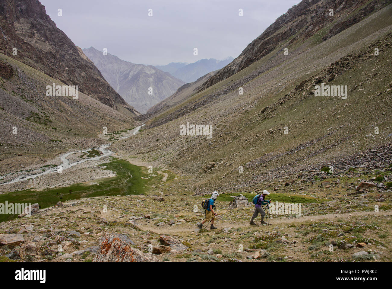 Trekking lungo un canale di irrigazione di Engel's Peak, Langar, Tagikistan Foto Stock