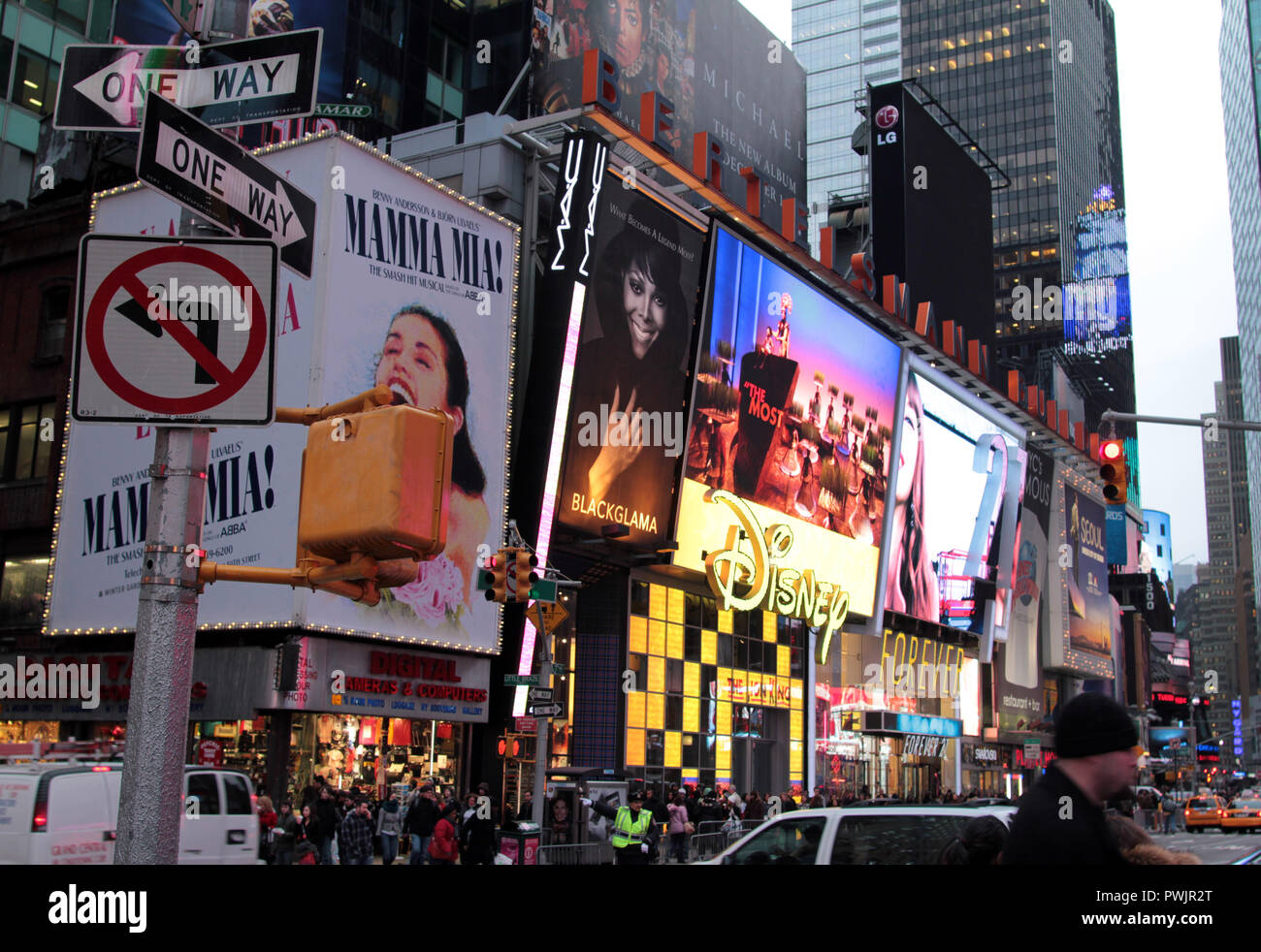 Times Square è il cuore pulsante di Manhattan Island e dove sarete sopraffatti da luci, illuminazione, insegne al neon, enormi cartelloni pubblicitari, traffico di persone, visitatori, turisti, turisti, rumore, trambusto e dalla frenesia della città che non dorme mai! Foto Stock