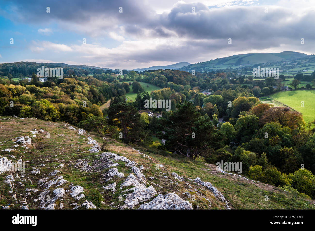 Ferri corti country park vista dalla roccia calcarea, North Wales UK. Foto Stock