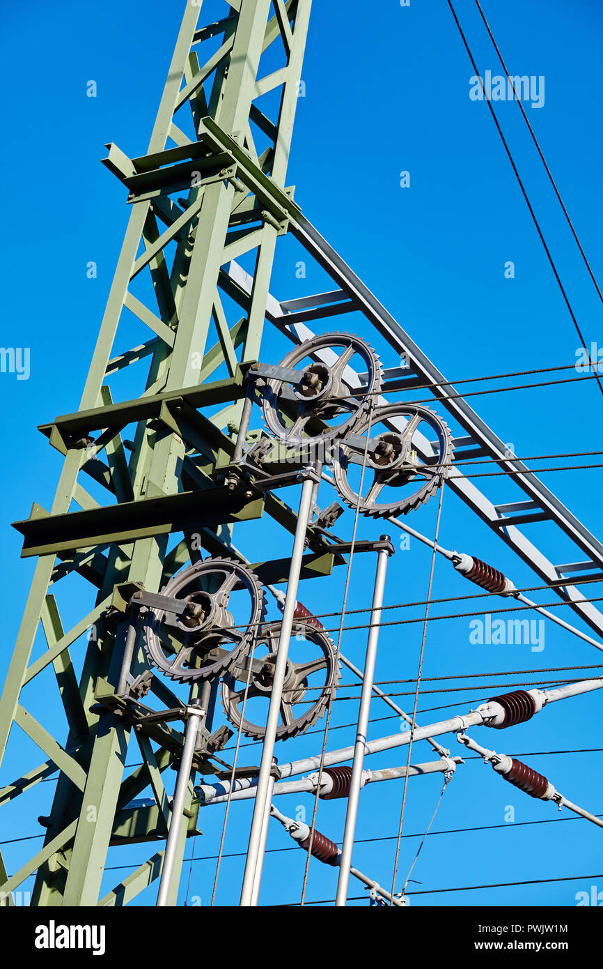 Treno di overhead di sistema di trazione elettrica contro il cielo blu. Foto Stock