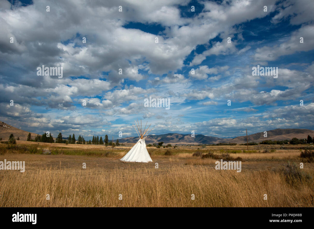 Un teepee solitario siede sotto il grande cielo del Montana, USA Foto Stock