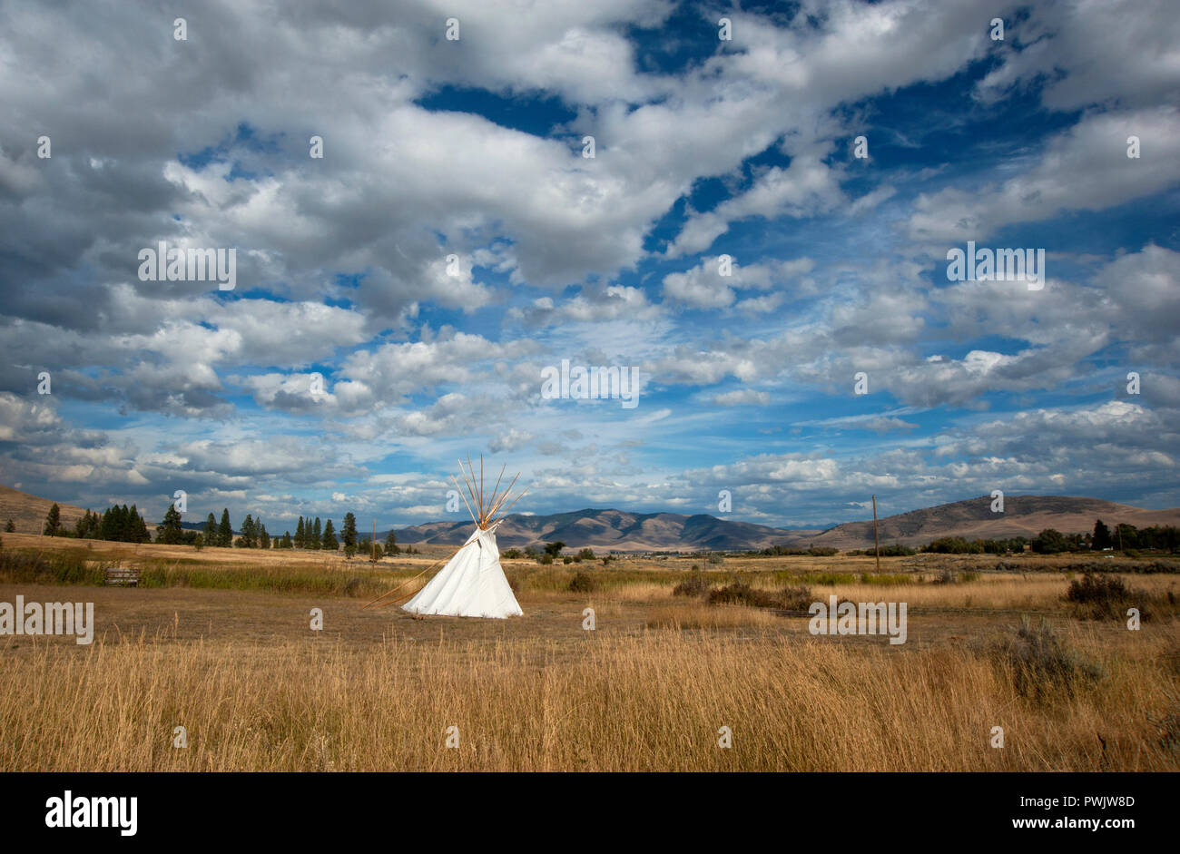 Un teepee solitario siede sotto il grande cielo del Montana, USA Foto Stock