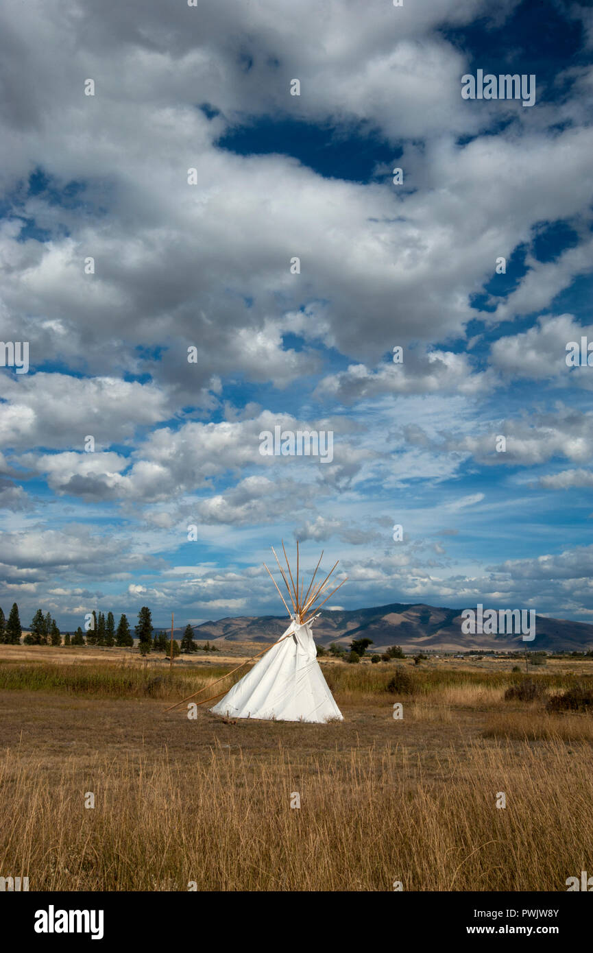 Un teepee solitario siede sotto il grande cielo del Montana, USA Foto Stock