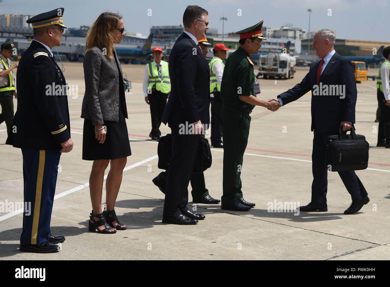Stati Uniti Il Segretario della Difesa James N. Mattis arriva nella città di Ho Chi Minh, Vietnam, 16 ottobre 2018. (DOD foto di Lisa Ferdinando) Foto Stock