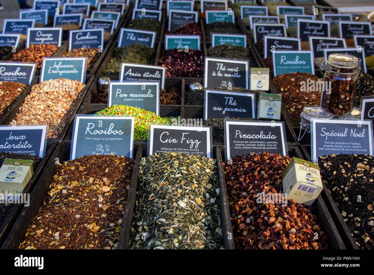 Les Halles Avignone è la città del mercato coperto costituito da 40 bancarelle con alta qualità di produzione locale: frutta, vegetabes, erbe aromatiche e spezie, sapone, oliv Foto Stock