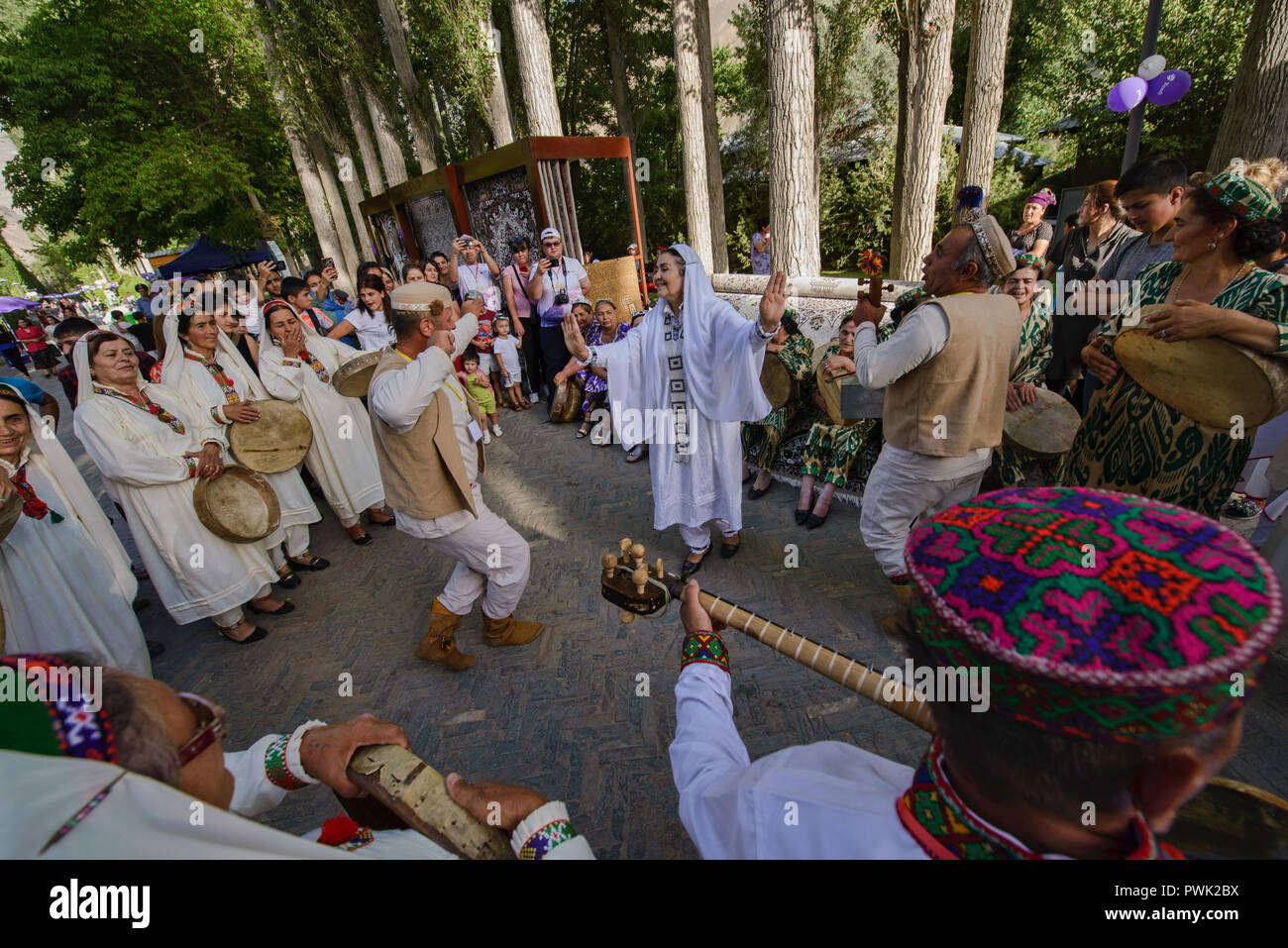 Pamiris balli presso il "Tetto del Mondo" festival di Khorog, Tagikistan Foto Stock