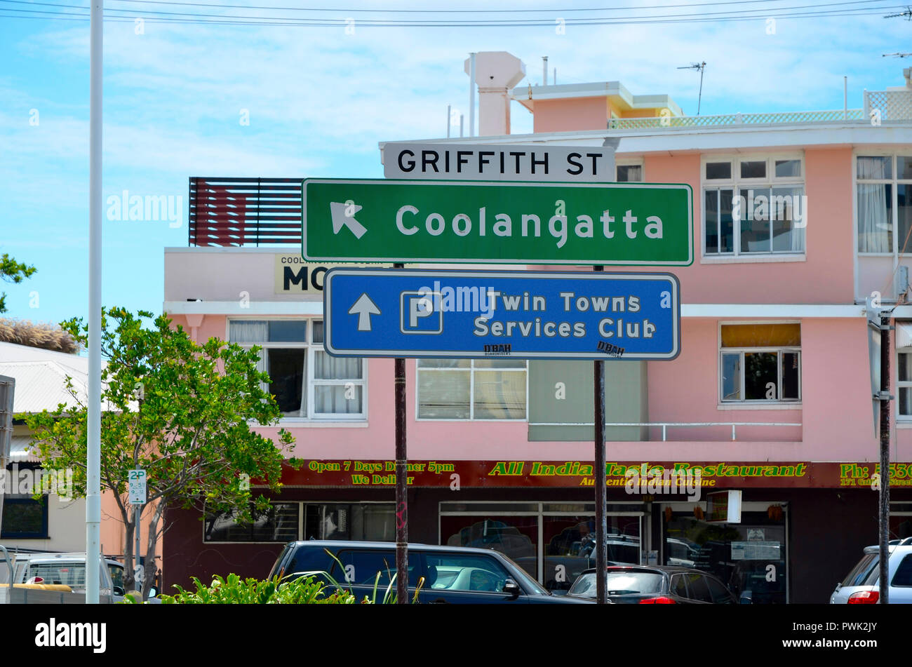 Indicazioni stradali al confine del Nuovo Galles del Sud e queensland a Coolangatta Aeroporto Foto Stock