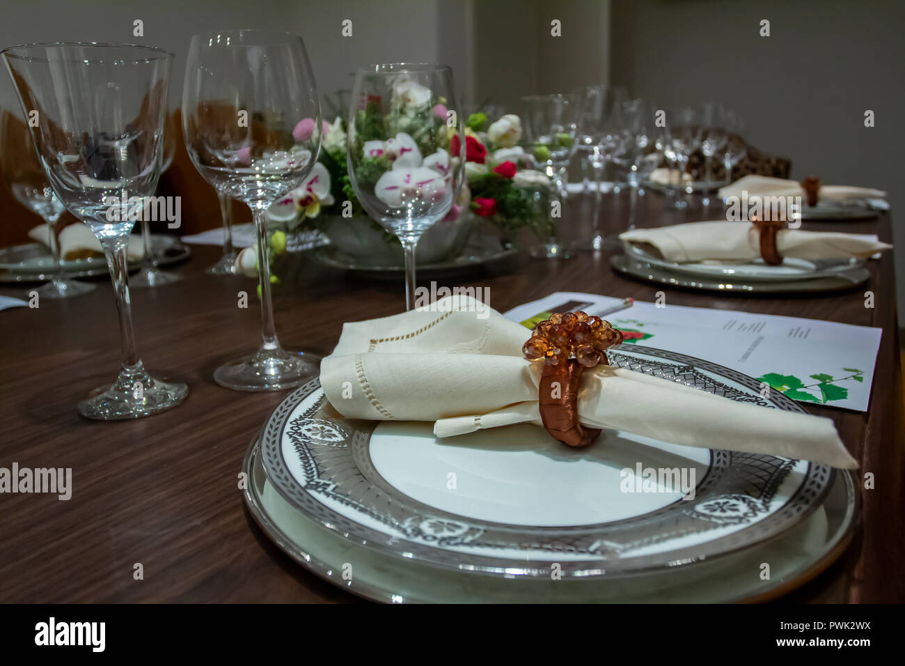 Tabella di nozze appuntamenti con splendidi fiori sfondo. Romantico, amore, San Valentino, Festa della mamma. Cena romantica. Foto Stock