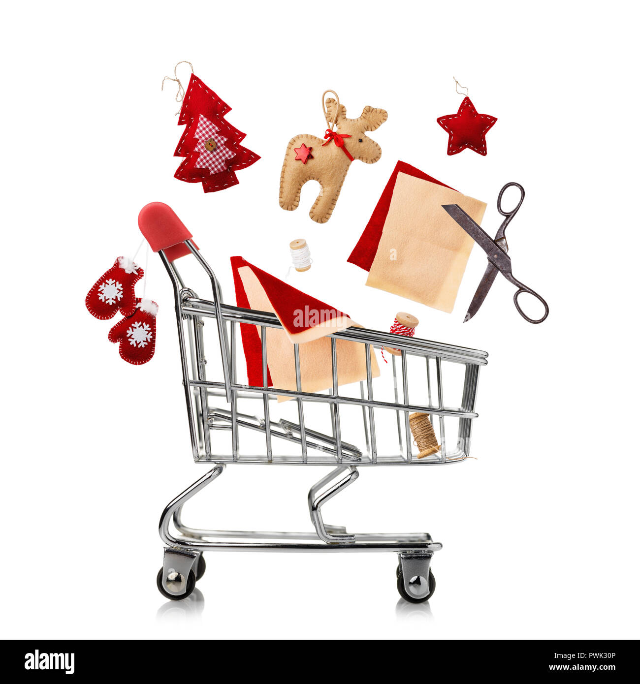Carrello con gli strumenti per creare decorazioni di Natale. Gruppo di oggetti isolati su sfondo bianco Foto Stock