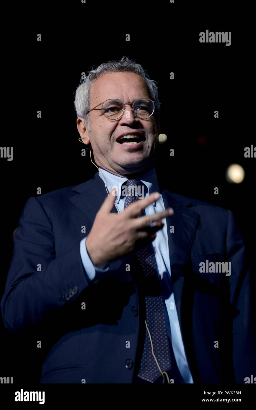 Roma, Italia. Xvi oct, 2018. Enrico Mentana modera il gruppo delle ance, Associazione Nazionale dei Costruttori, presso l Auditorium della conciliazione di Roma. Credit: Indipendente Agenzia fotografica/Alamy Live News Foto Stock