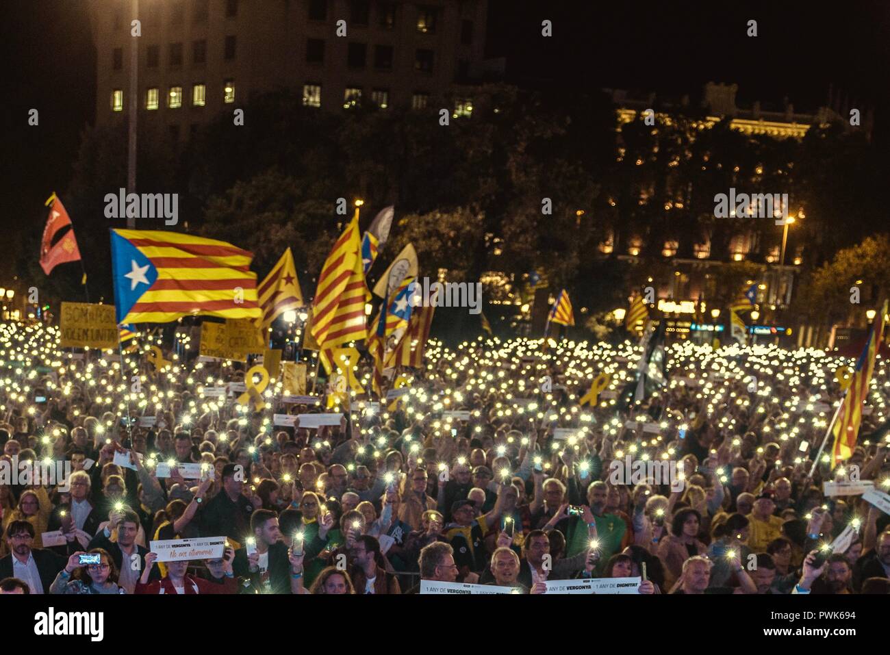 Barcellona, Spagna. 16 ottobre 2018: Catalano separatisti domanda 'libertà per i prigionieri politici' Gridare slogan e il sollevamento dei cartelli con scritto il giorno contrassegno 1 anno di reclusione di ex presidente dell'ANC, Jordi Sanchez, ed ex presidente di Omnium culturale, Jordi Cuixart, rivolto accuse sulla ribellione e sedizione in relazione con un bandito referendum sulla secessione e l'indipendenza voto al Parlamento catalano in ottobre 2017. Credito: Matthias Oesterle/Alamy Live News Foto Stock