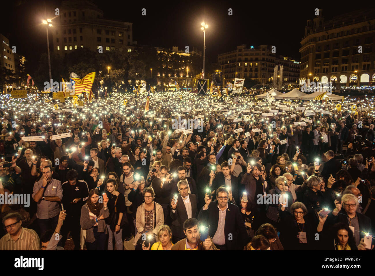 Barcellona, Spagna. 16 ottobre 2018: Catalano separatisti domanda 'libertà per i prigionieri politici' illuminare i loro telefoni cellulari il giorno contrassegno 1 anno di reclusione di ex presidente dell'ANC, Jordi Sanchez, ed ex presidente di Omnium culturale, Jordi Cuixart, rivolto accuse sulla ribellione e sedizione in relazione con un bandito referendum sulla secessione e l'indipendenza voto al Parlamento catalano in ottobre 2017. Credito: Matthias Oesterle/Alamy Live News Foto Stock