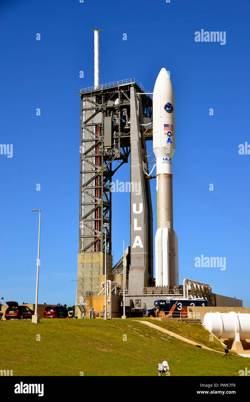 Cape Canaveral Air Force Station, Florida., 16 ottobre 2018 un regno lancio Alleanza Atlas V rocket portante il AEHF-4 missione per gli Stati Uniti Air Force siti sulla rampa di lancio di Cape Canaveral's Space Launch Complex-41. Il lancio è previsto per il 12:15 a.m. EST su 17 Ottobre 2018 con un 80 percento di condizioni favorevoli durante le due ore di finestra di lancio. Credito foto Julian Porro / Alamy Live News Foto Stock