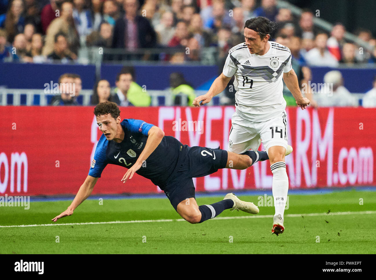 Parigi, Francia. 16 ott 2018. Francia - Germania, calcio, Parigi, 16 ottobre 2018 Nico SCHULZ, DFB 14 controlli Benjamin PAVARD, FRA 2 competere per la palla, affrontando, duello, Francia - Germania 2-1 Nazioni Football League, stagione 2018/2019, 16 ottobre 2018 Parigi, Germania. © Peter Schatz / Alamy Live News Foto Stock