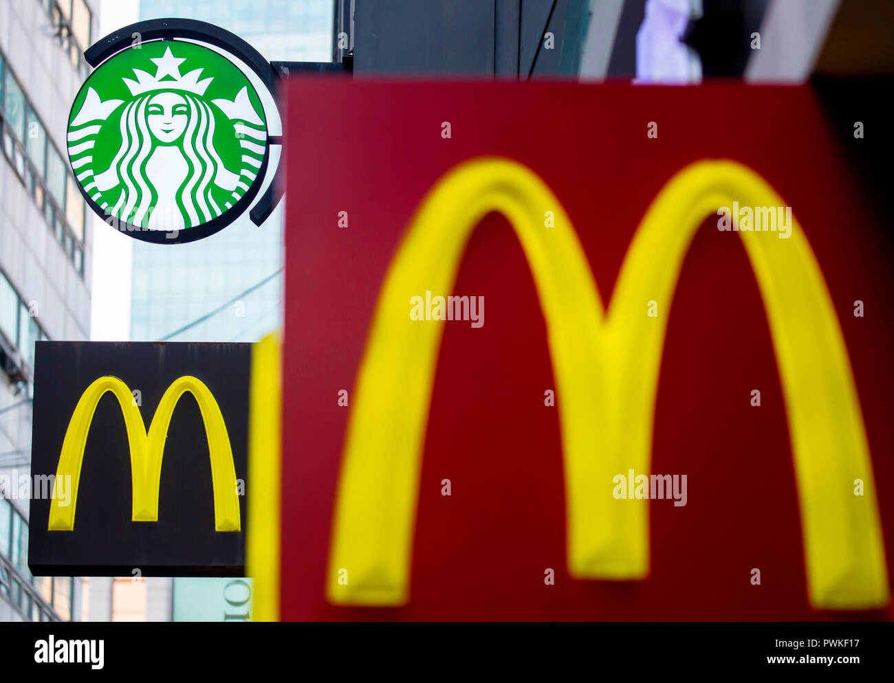 McDonald's e Starbucks, Ott 14, 2018 : Il logo della società americana di fast food company McDonald's e american coffee company e coffeehouse catena Starbucks Corporation sono visti a a Myeongdong nel centro di Seoul, Corea del Sud. A Myeongdong è la Corea del Sud è più costoso quartiere commerciale e uno di Seoul le principali zone di shopping e turismo distretti. Credito: Lee Jae-Won/AFLO/Alamy Live News Foto Stock
