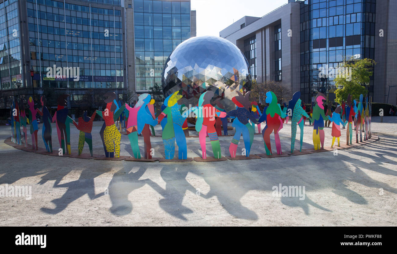 (181017) -- Bruxelles, Ottobre 17, 2018 (Xinhua) -- foto scattata su 16 Ottobre 2018 mostra un recentemente risolta arte di installazione denominato 'illuminato' Universo di fronte all Unione europea con sede a Bruxelles, Belgio, nella celebrazione della Giornata delle Nazioni Unite, che cade su 24 Ottobre. (Xinhua/Ye Pingfan) (lyn) Foto Stock