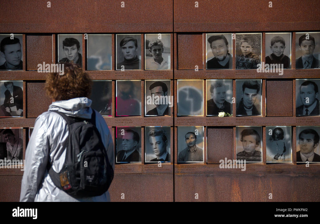 05 ottobre 2018, Berlin: turisti visitano il Memoriale del Muro su Bernauer Strasse a Berlino. Il 13 agosto 1961, la costruzione del baluardo che divideva Berlino in Oriente e in occidente ha iniziato a. In base alle precedenti conclusioni scientifiche, 138 persone sono morte al muro di Berlino come risultato della RDT regime di frontiera. Foto: Jens Büttner/dpa-Zentralbild/dpa Foto Stock