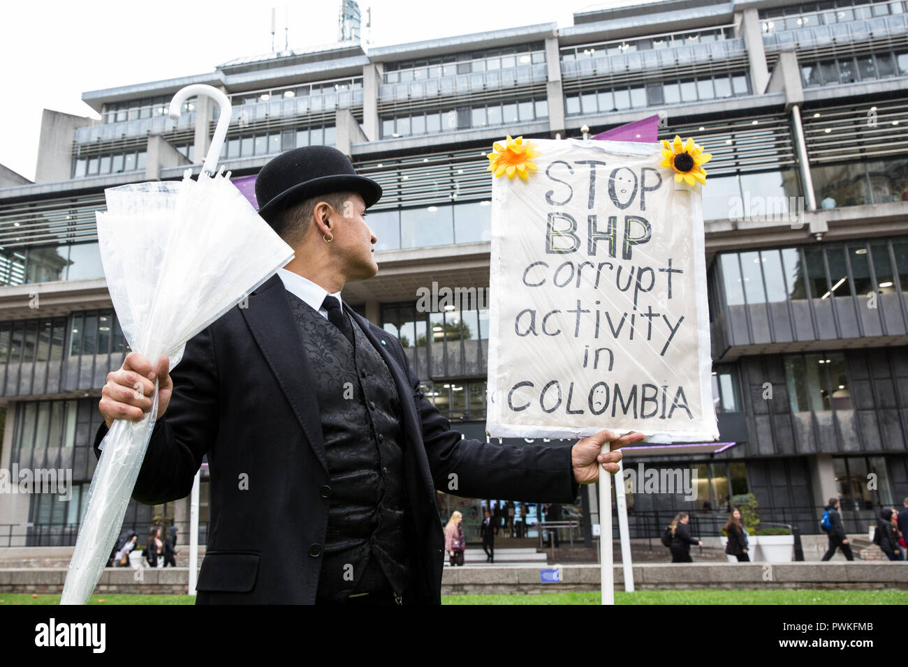 Londra, Regno Unito. 17 ottobre, 2018. Un difensore dei diritti umani proteste al di fuori del Modulo Gas Anestetici di BHP, il mondo la più grande società mineraria, come parte di una dimostrazione da parte della Fondazione Gaia, Londra rete di data mining e War on Want contro l'impatto della multinazionale di progetti di data mining su comunità in America Latina. Environmental difensori dei diritti umani provenienti dalla Colombia, il Brasile e il Cile sono state presenti alla manifestazione e assemblea generale annuale. Credito: Mark Kerrison/Alamy Live News Foto Stock