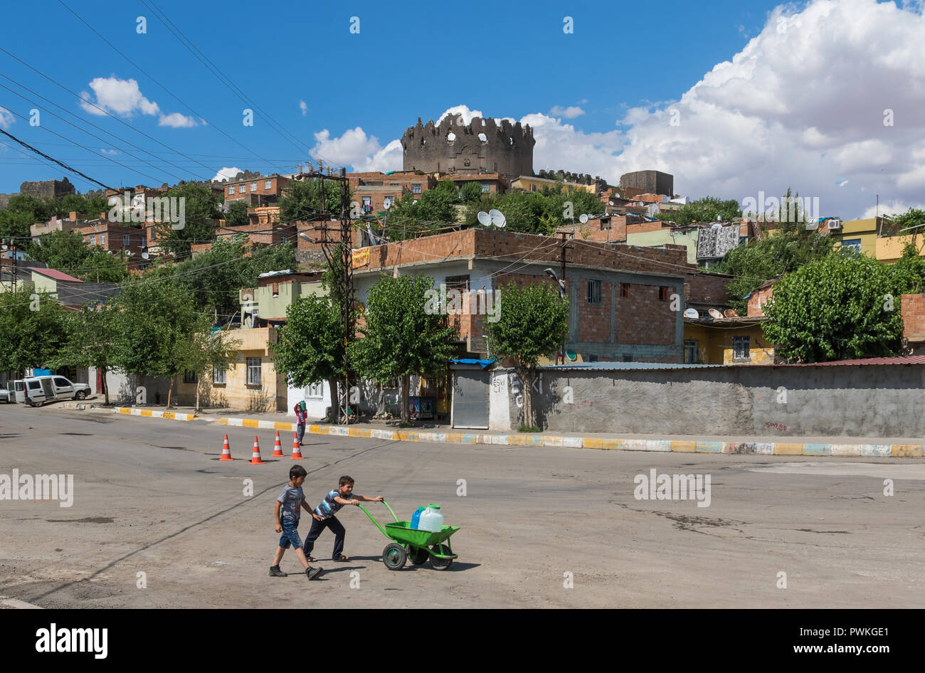 Diyarbakir, Turchia - considerata la capitale curda della Turchia, Diyarbakir è una città meravigliosa con fantastiche mura che circondano la città vecchia Foto Stock