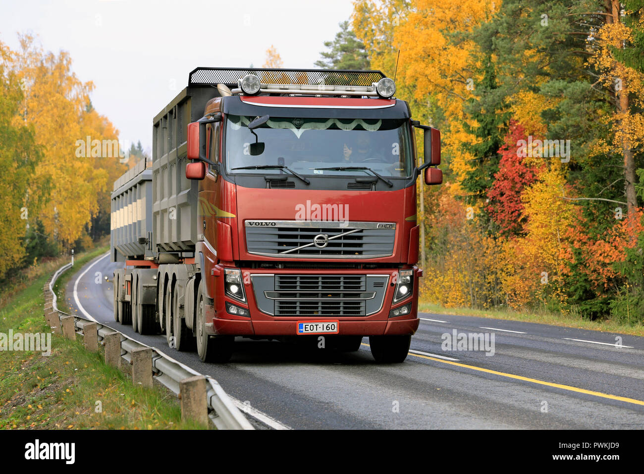Salo, Finlandia - 13 Ottobre 2018: Rosso Volvo FH 16 750 camion fino davanti in stagionale di barbabietole da zucchero haul sulla autostrada rurale affiancata da fogliame di autunno. Foto Stock