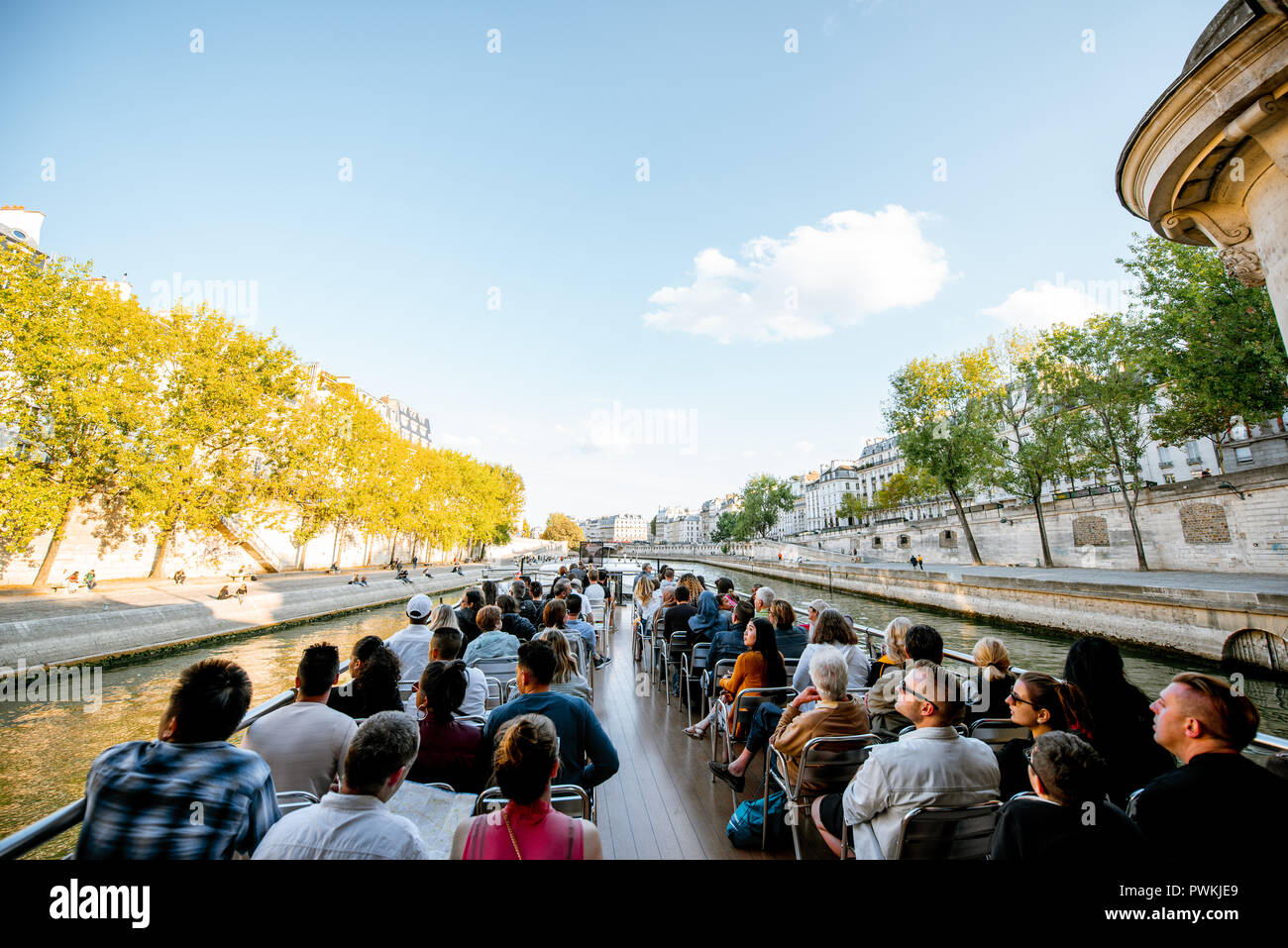 Parigi, Francia - 31 agosto 2018: il turista a godere di acqua gita sul fiume Senna vela sul due stored barca open a Parigi Foto Stock