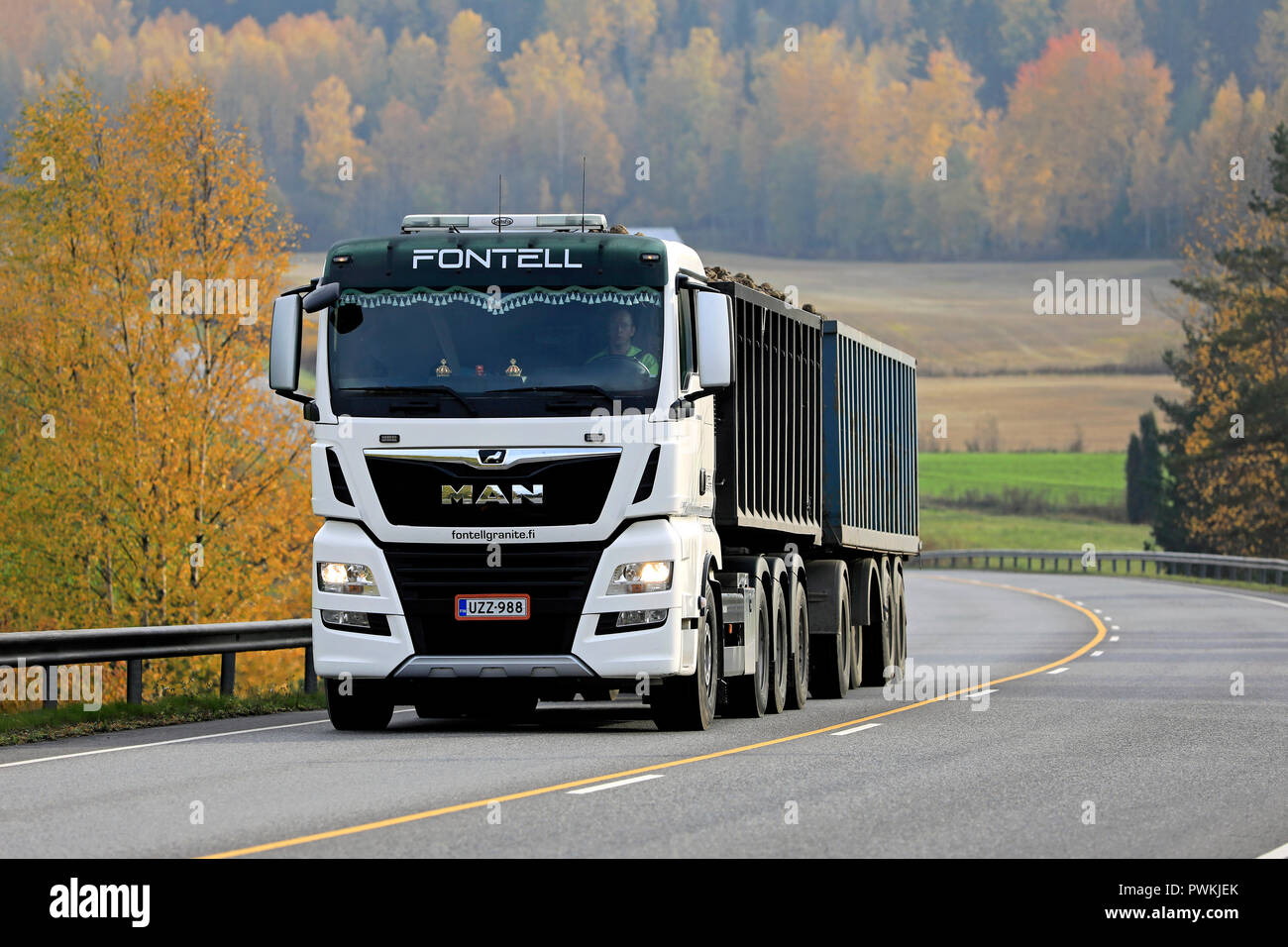 Salo, Finlandia - 13 Ottobre 2018: Bianco Uomo TGX 35.580 camion di granito Fontell Ltd stagionale di barbabietole da zucchero haul lungo l autostrada autunnali in Finlandia. Foto Stock