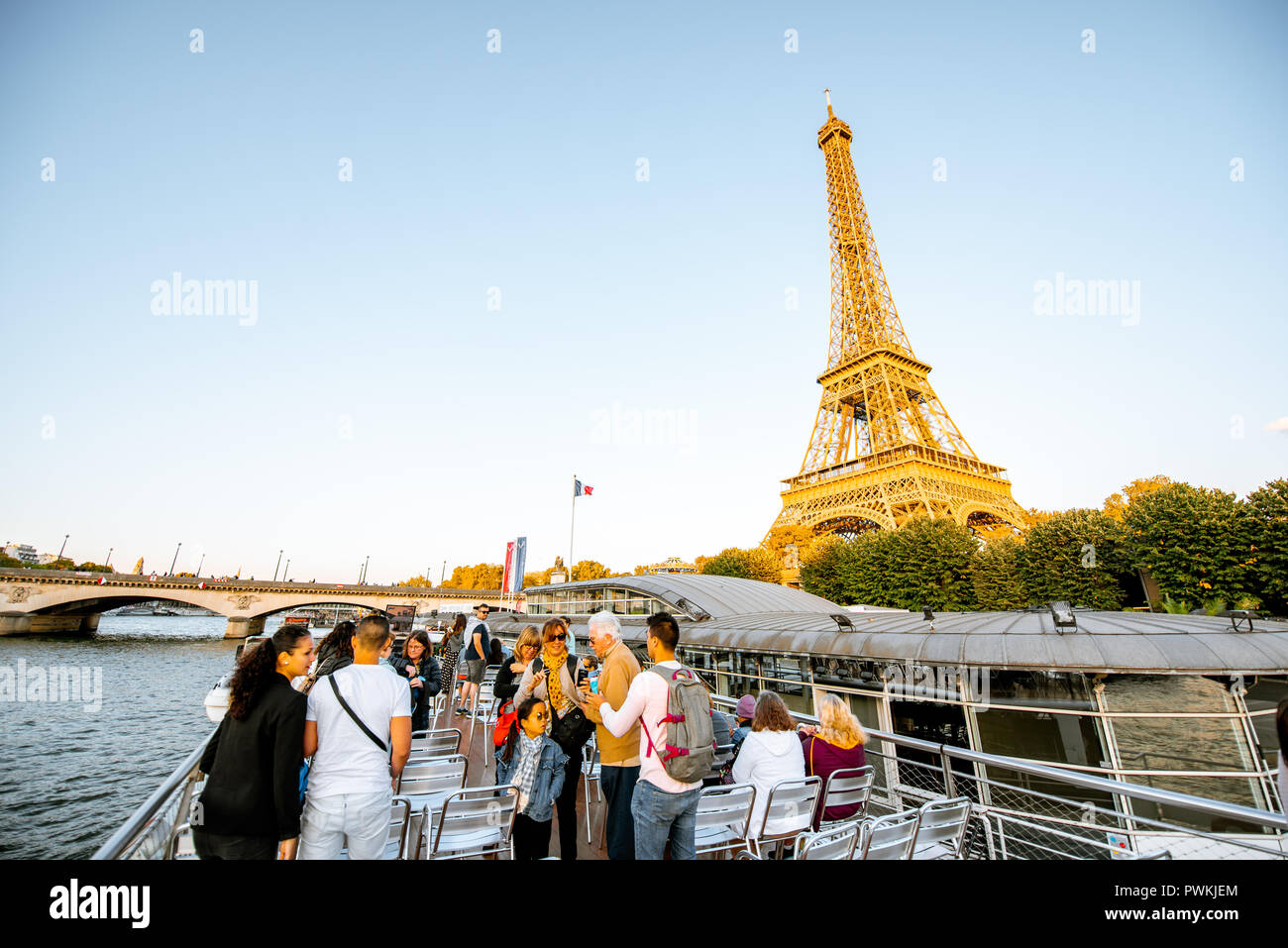 Parigi, Francia - 31 agosto 2018: il turista a godere di acqua gita sul fiume Senna vela sul due stored barca open a Parigi Foto Stock