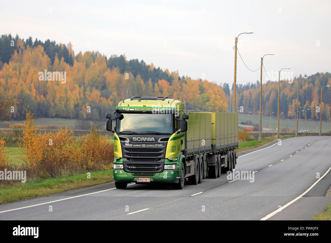 Salo, Finlandia - 13 Ottobre 2018: Verde Scania R730 Carrello di Kuljetus Saarinen Oy stagionale di barbabietole da zucchero haul sulla autostrada autunnali nel sud della Finlandia. Foto Stock