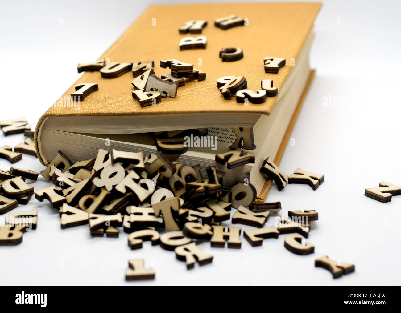 Vecchio libro con copertina rigida e la caduta di lettere Foto Stock