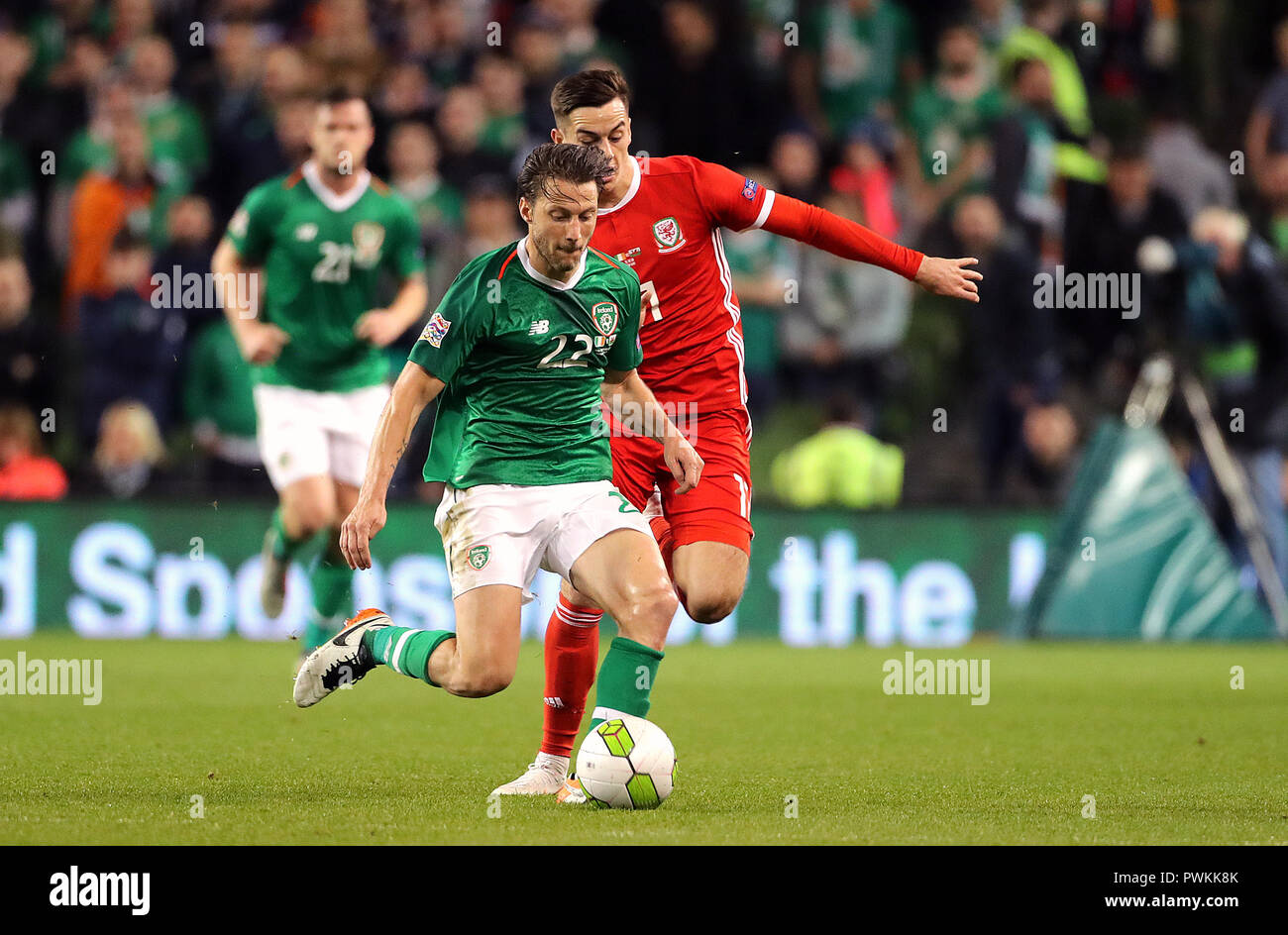 Repubblica di Irlanda Harry Arter (sinistra) e il Galles Tom Lawrence (destra) battaglia per la sfera durante la UEFA Nazioni League, campionato B, gruppo 4 corrisponde all'Aviva Stadium di Dublino. Foto Stock