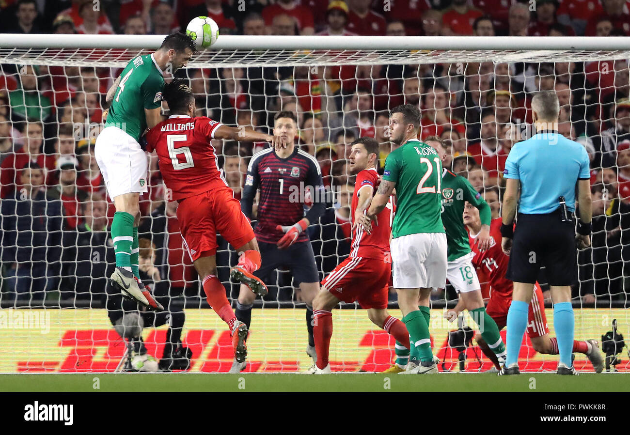 Repubblica di Irlanda Shane Duffy (sinistra) si dirige verso il traguardo con la pressione dal Galles Ashley Williams (seconda a destra) durante la UEFA Nazioni League, campionato B, gruppo 4 corrisponde all'Aviva Stadium di Dublino. Foto Stock