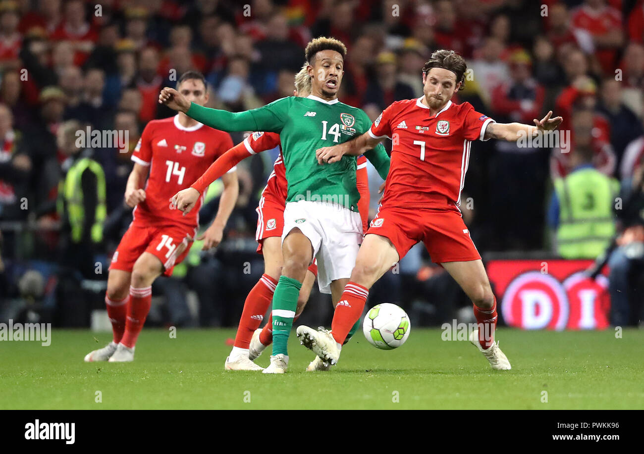 Repubblica di Irlanda è Callum Robinson (centro) e Galles' Joe Allen battaglia per la sfera durante la UEFA Nazioni League, campionato B, gruppo 4 corrisponde all'Aviva Stadium di Dublino. Foto Stock