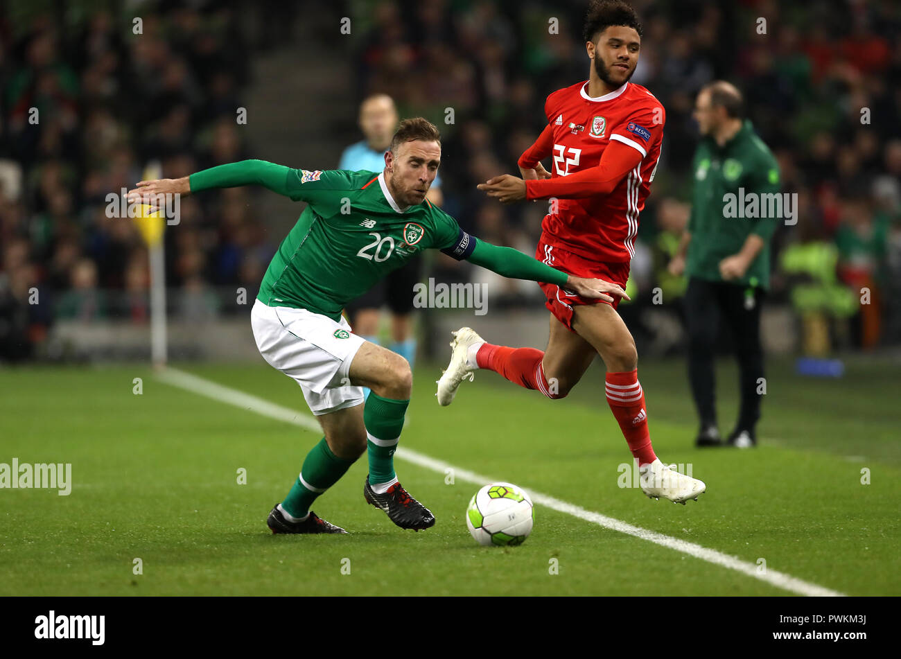 Repubblica di Irlanda è Richard Keogh (sinistra) e il Galles Tyler Roberts (destra) battaglia per la sfera durante la UEFA Nazioni League, campionato B, gruppo 4 corrisponde all'Aviva Stadium di Dublino. Foto Stock