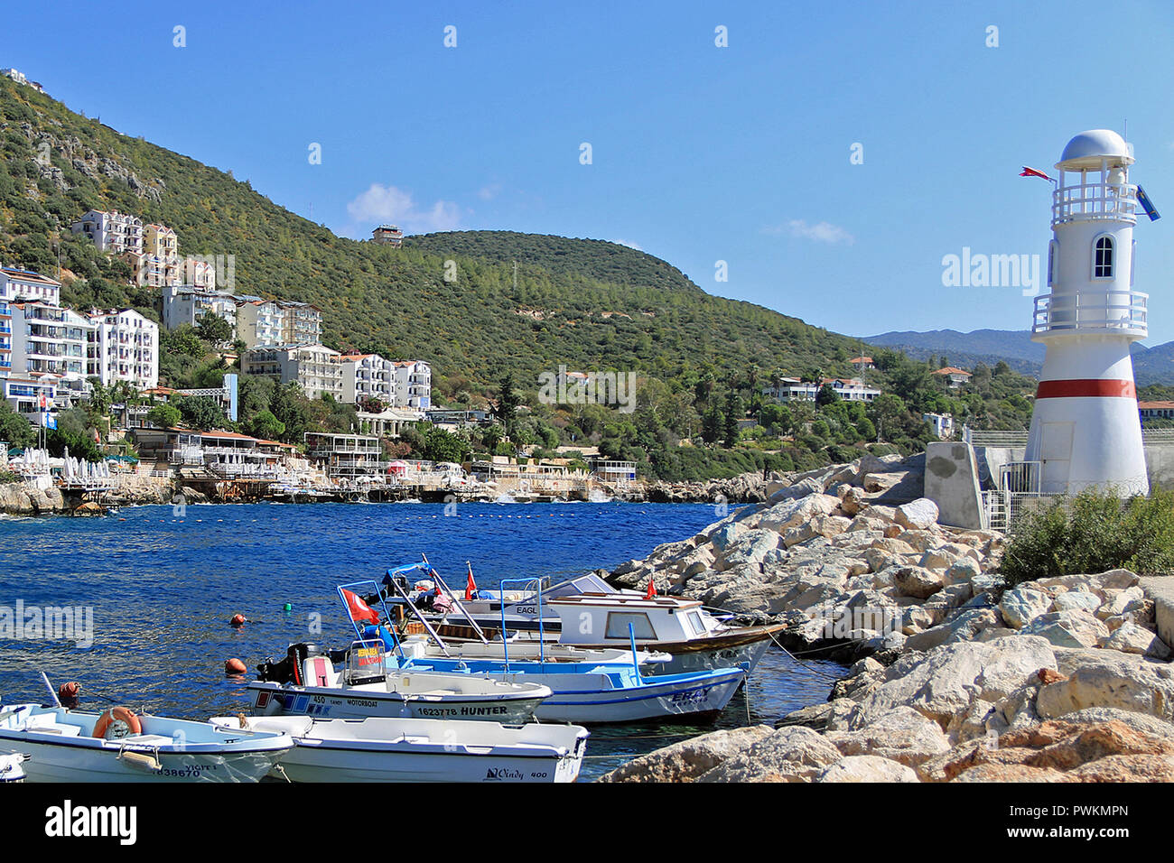 Il faro del porto. Kaş (pronunciato "Kash') è una piccola pesca, immersioni, vela e città turistica e un distretto della provincia di Antalya in Turchia, 168 km a ovest della città di Antalya. Come una località turistica, è relativamente incontaminata. Foto Stock