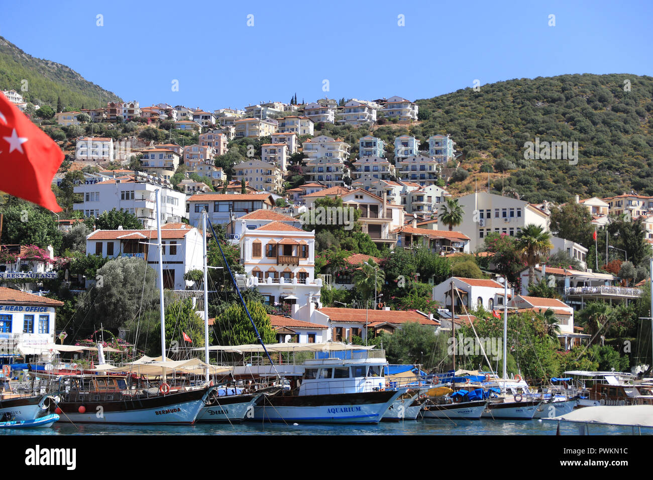 Nel porto. Kaş (pronunciato "Kash') è una piccola pesca, immersioni, vela e città turistica e un distretto della provincia di Antalya in Turchia, 168 km a ovest della città di Antalya. Come una località turistica, è relativamente incontaminata. Foto Stock