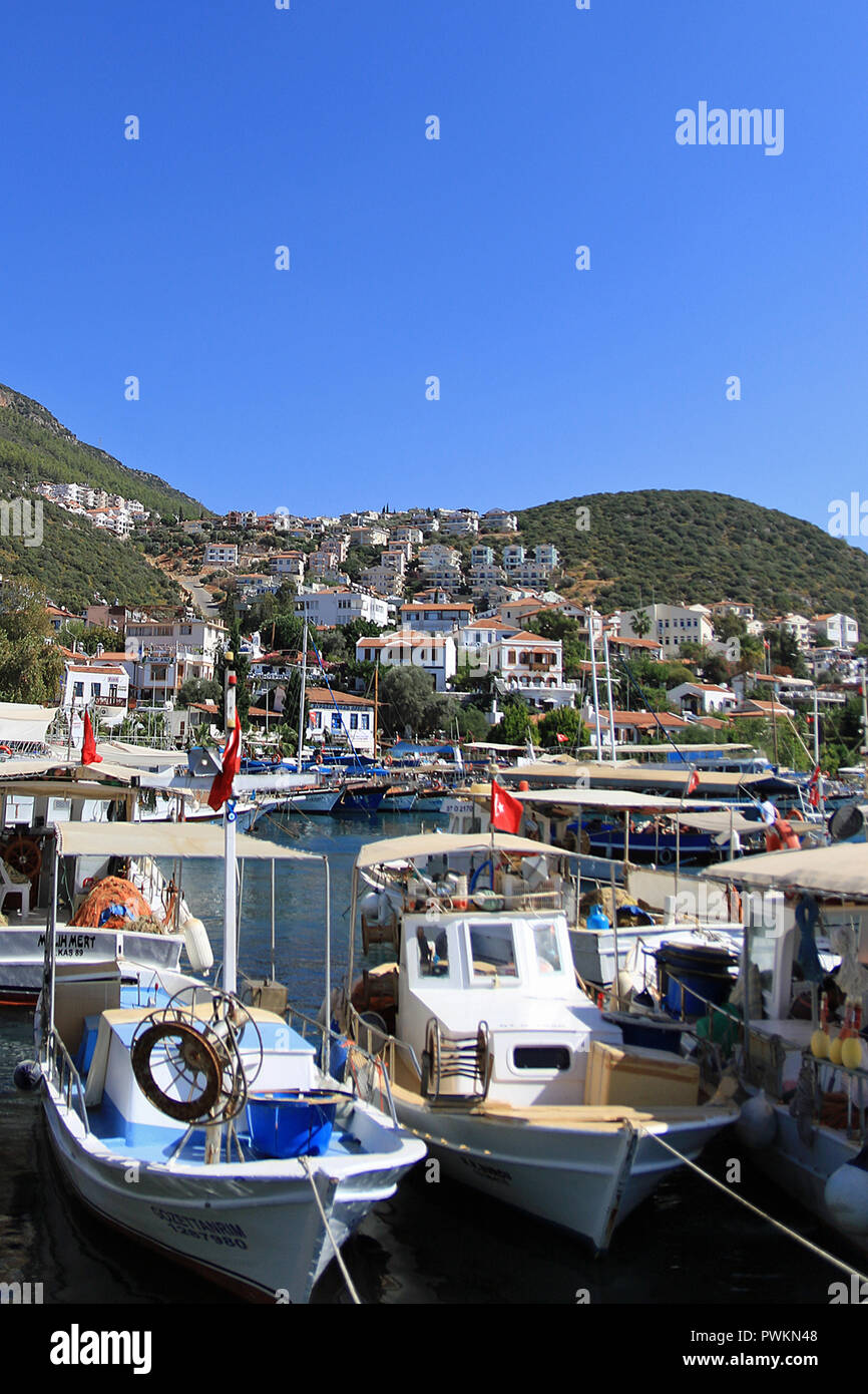 Nel porto. Kaş (pronunciato "Kash') è una piccola pesca, immersioni, vela e città turistica e un distretto della provincia di Antalya in Turchia, 168 km a ovest della città di Antalya. Come una località turistica, è relativamente incontaminata. Foto Stock