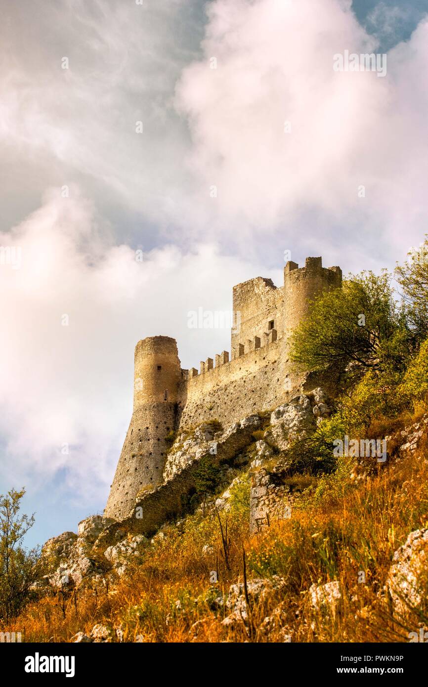 Rocca Calascio è un punto di riferimento a solo due ore da Roma, in provincia di L'Aquila in Abruzzo, Italia. Foto Stock