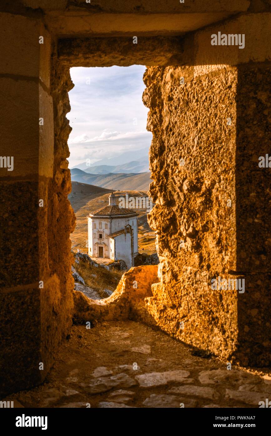 Rocca Calascio è un punto di riferimento a solo due ore da Roma, in provincia di L'Aquila in Abruzzo, Italia. Foto Stock
