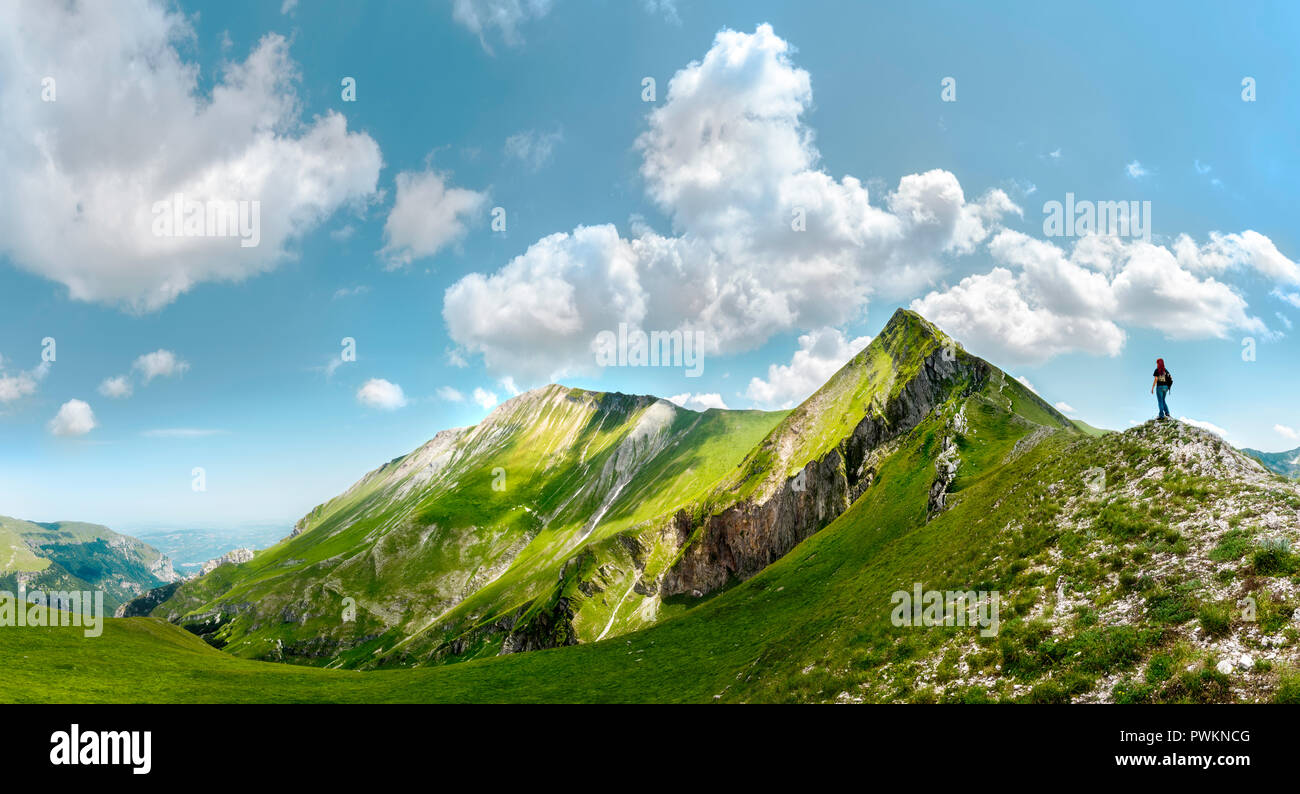 Sulla posizione durante il periodo estivo nelle Marche, Italia. Questa è la montagna Ferratina del Berro, una escursione nella valle di panico. Foto Stock