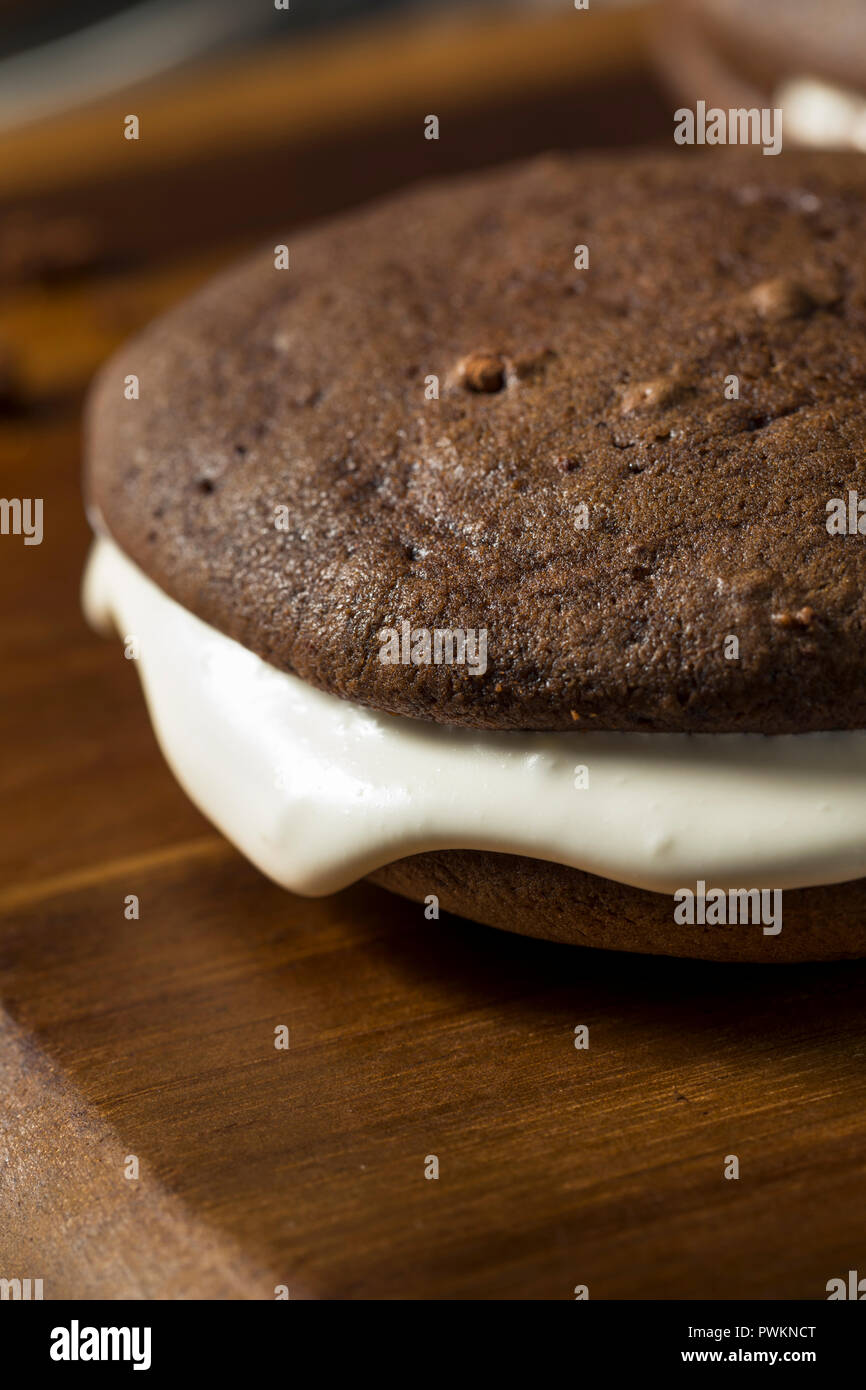 Cioccolato artigianale Whoopie PIe con ripieno di panna Foto Stock