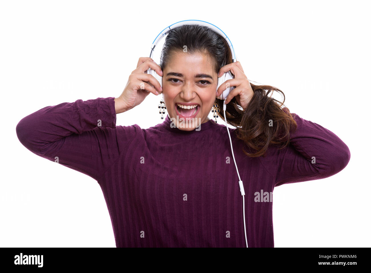 Felice giovane donna indiana sorridente e urlando mentre ascolto Foto Stock