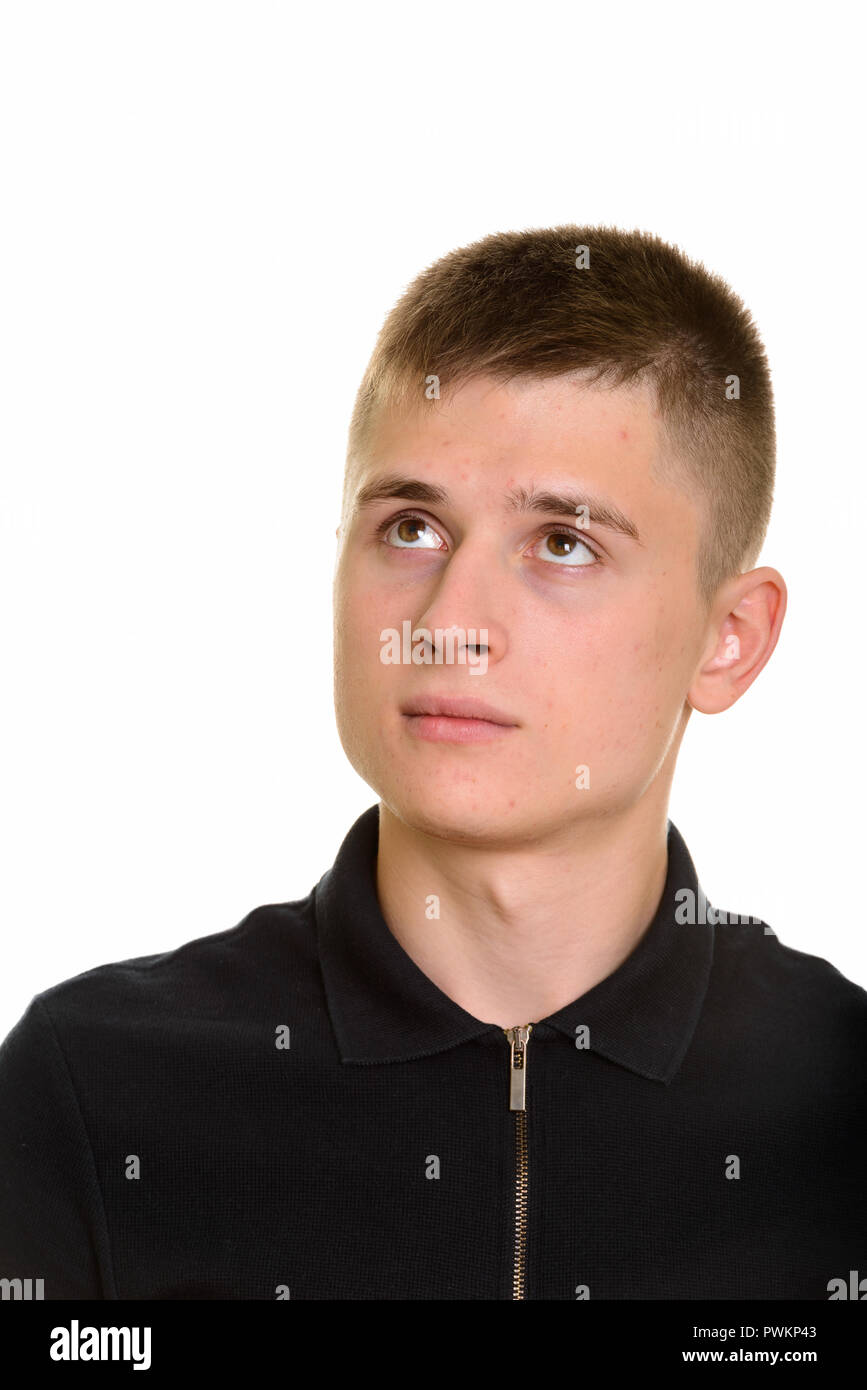 Considerato giovane uomo caucasico guardando in alto e pensare Foto Stock
