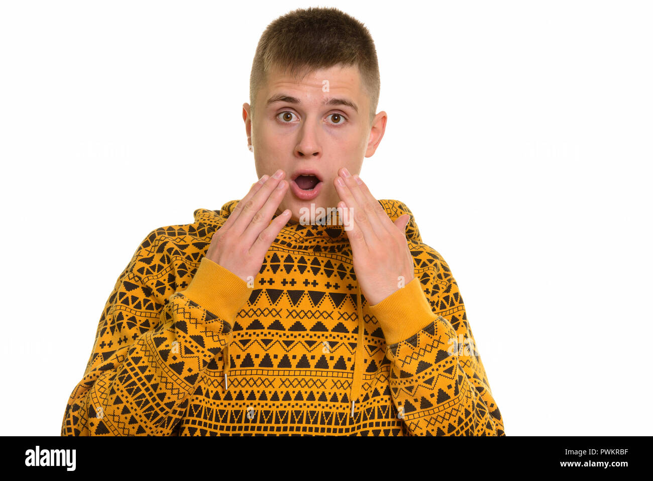 Giovane uomo caucasico guardando sorpreso e scioccato Foto Stock