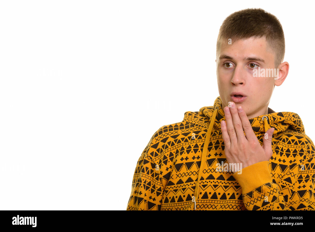 Giovane uomo caucasico guardando scioccato e sorpreso Foto Stock