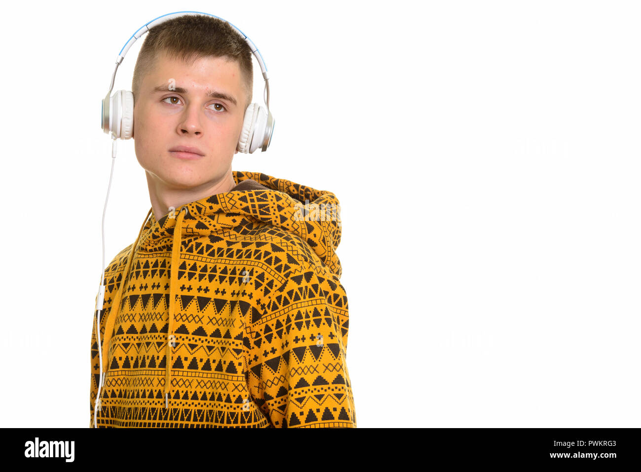 Giovane uomo caucasico ascoltare musica mentre pensando Foto Stock